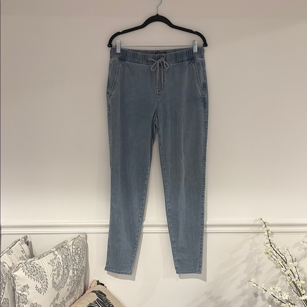 Blue Ankle Cropped Jeans with Tapered Fit lisette l Montreal